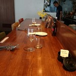 ビストロ天下井 - 広々としたカウンター。椅子もフロアと同様タイプで大きな座面