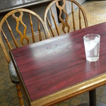 フレール洋菓子店 - 古びたテーブル