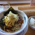 琥侍 - 生姜ラーメン（醤油）と無料のライス