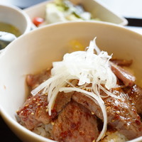 BeefGarden 二子玉川 - 牛トロ炙り丼 (¥990)