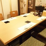 活いか ふぐ 英二楼 - 内観写真:足が入るほりお座席を横につなげて団体様ご対応しています。