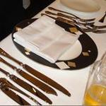 ザ・テラス - セットされたカトラリー。