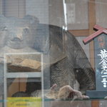 Natsumiya - 店頭の鮭熊