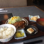 神戸食堂 - 790円(税込)定食がいろいろあり、今回は、ハンバーグ定食にしました