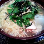 興 - 「鶏塩ラーメン」：自慢の鶏だしをサラッとコク豊かなスープに仕上げた人気のラーメン！