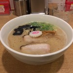 カーザ ルカ - ラー博は俺の社員食堂。  ミラノとんこつラーメソ！  なるとがキュート♡  本日、カーザルカさんは2017年1月9日でラー博卒業と発表されました。