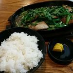 兼山 - ニラ豚・ライス８００円