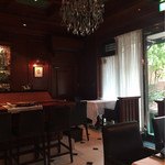 レストラン マノワ - 上質な雰囲気の店内。