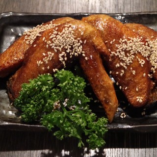 ピリ辛ニンニクが食欲をそそる奥三河地鶏を用いた名物の手羽先！