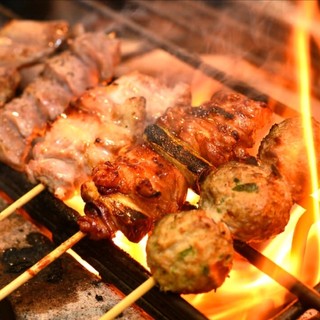 備長炭と職人技で焼き上げる新鮮地鶏！