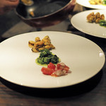 わさ - モンサンミッシェルのムール貝、つるむらさきに椒麻（ジャオ・マー）という四川料理のおソースに山椒、フレッシュとまと