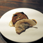 わさ - 餃子...焼き目のないもの（手前）と焼き目をつけたもの（奥）