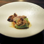 棒棒鶏（ばんばんじー）、きゅうりを添えて