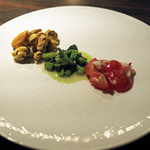 モンサンミッシェルのムール貝、つるむらさきに椒麻（ジャオ・マー）という四川料理のおソースに山椒、フレッシュとまと