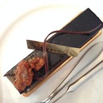 2016年10月：ロビンソン(\600+税)…キャラメリゼされたクルミ、金粉、くるくるビターチョコが美しく飾られています