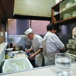 キッチンタロー - 古いながらも清潔感抜群の厨房