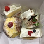 ママのえらんだ元町ケーキ - 2016.10.31  左上から『いちごショート』『チョコレートのシフォンケーキ』左下から『ざくろ』『レアチーズ』