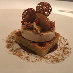 ラ クレリエール - ラム酒をアンビベしてキャラメリゼしたワッフルにナッツとチョコのグラスとチュイルをあしらって、上から北海道のメープルをとろり