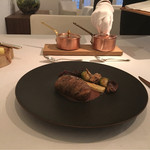 ラ クレリエール - ガルニチュールも全てを同時に仕上げ、自分達で好みで盛り付ける、ソースもかけるよ