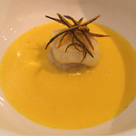 ラ クレリエール - スモークしたカチョカバロとブランダードにしっかりとフォンを効かせたかぼちゃのスープを注ぐ