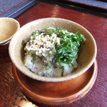 行楽庵 - 餅米に茄子漬けもの大葉胡麻など