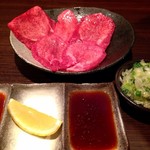 焼肉処　彩 - うまねぎ塩タン 980yen('14.02)