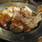 焼き鳥・鶏料理 さいたどう - 四国・香川名物 大山どり使用 骨付きがぶり焼き：スタッフが切り分けてくれます