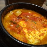 韓国料理 bibim’ - ◆牡蠣スンドゥブ（1480円：税込）には石釜で炊いたご飯はセットになっています。
            辛さが選べますので、少し辛めでお願いしました。