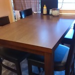 とん喜 - こんな４人掛けが４テーブル、あとはカウンターに７席。