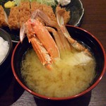 とん喜 - 蟹の味噌汁も臭みなく風味が強く美味。