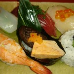 Sushi Daining Utsukimura - にぎりズーム①
                        ＊右下のにぎりはロール寿司です！