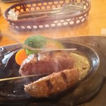 さわやか 浜松和合店 - さわやか　げんこつハンバーグ　テーブルで切ると中はレアです