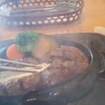 さわやか 浜松和合店 - さわやか　げんこつハンバーグ　鉄板に押し当てて仕上げ