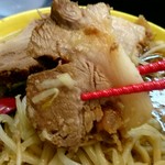 ラーメン イエロー - カタマリ感のある分厚いチャーシュー！肉々しい食感。