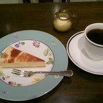 猫丸 - ベイクドチーズケーキと珈琲です