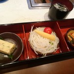 Yonezawa Gyuu Sumi Biyakiniku Uesugi - 月替わり石焼きビビンバ(951円) 前菜&スープ