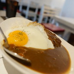 ケイティーズカフェ - 目玉焼きハンバーグカレー