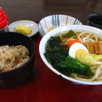 郷土食 當麻の家 - うどん定食　　けはやうどん、かやくごはん、冷奴、漬物です。08/06