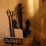 横濱元町 霧笛楼 - 玄関にあるいかり。先々代が海外から買い付けてきたとか･･･