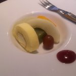 ビストロＲ - さつまいものロールケーキ・フルーツ・羊羹