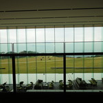 ザ・テラス - 翌朝。窓際のテラスラウンジの上の一段高い場所にレストランがあります。