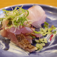 魚菜料理 縄屋 - ノドグロ(赤ムツ)の焼き霜造り、ヒゲソリダイのお造り