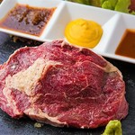 Rare grilled rib roast of the finest red meat "prepared by Yakiniku (Grilled meat)" (200g)
