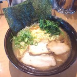 横浜家系らーめん 橋本家 - 濃厚豚骨醤油ラーメン ７００円+大盛２００円  ひと玉は１６０グラムで大盛なら２玉３２０グラム。豚バラのとろけるチャーシュー３枚、茹でほうれん草、九条？青葱、板海苔３枚。