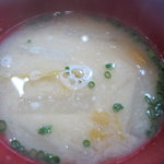 Yoshida Okonomiyaki - 艶のある味噌汁。野菜の甘み、ダシの旨味、クリアな水、それがおりなす優しいお袋の味