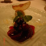 コムシコムサ - 洋梨の赤ワイン煮と牛乳のシャーベット