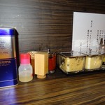 あか坂 わいず製麪 - 卓上の調味料類