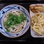 丸亀製麺 - ぶっかけうどん（並）と野菜のかき揚げ・かしわ