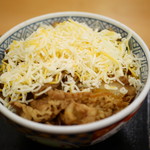 吉野家 - 別皿にしたチーズをトッピング