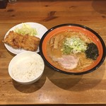 麺や 虎鉄 - ザンギ定食 熟成あら味噌ラーメン（ねぎ増し 塩ザンギ1個 ライス中 ）